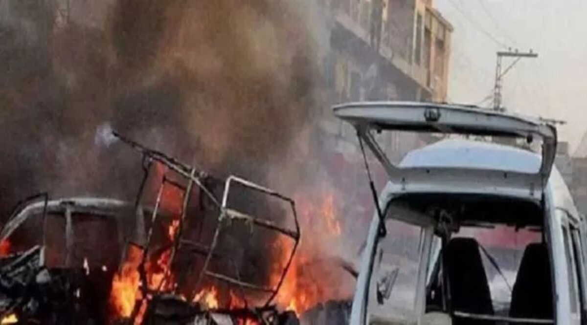 चुनाव से एक रोज पहले बड़े धमाके से दहल उठा पाकिस्तान, 25 लोगों की मौत सांकेतिक तस्वीर