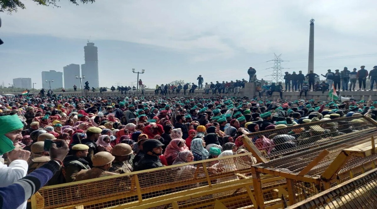 Farmer Protest: किसानों के विरोध प्रदर्शन से दिल्ली-नोएडा बॉर्डर पर रेंग-रेंग कर चल रहीं गाड़ियां, लगा लंबा जाम Crime Tak