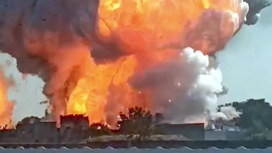 हरदा में पटाखा करखाना विस्फोट में मरने वालों की संख्या 12 हुई, सात अब भी लापता, 200 जख्मी हरदा में पटाखा करखाना विस्फोट में मरने वालों की संख्या 12 हुई, सात अब भी लापता, 200 जख्मी