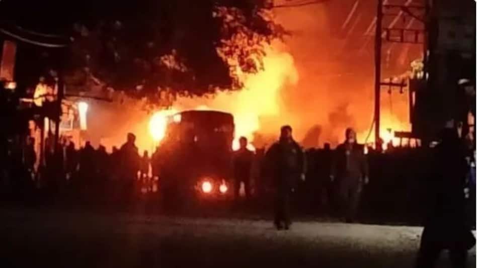 Haldwani Violence: कर्फ्यू के बाद उपद्रवियों को देखते ही गोली मारने के आदेश, बवाल की पूरी टाइमलाइन Haldwani Violence: कर्फ्यू के बाद उपद्रवियों को देखते ही गोली मारने के आदेश, बवाल की पूरी टाइमलाइन