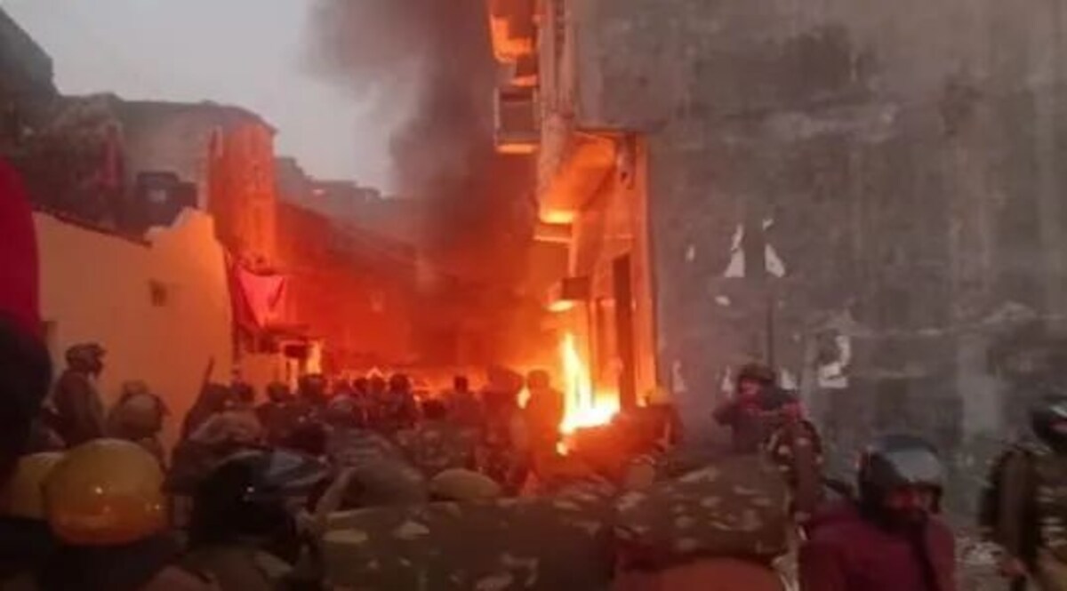 देवभूमि में फैली हिंसा की आग, इंटरनेट बंद किया, अतिरिक्त पुलिस फोर्स तैनात हल्द्वानी में बिगड़े हालात