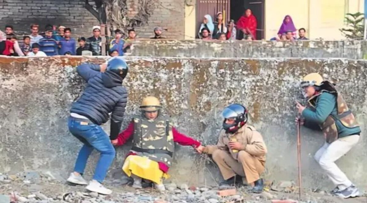 Haldwani Riots : वो खौफनाक तीन घंटे, दीवार के पीछे छुपकर SDM ने बचाई जान हल्द्वानी के बाद पथराव में महिला अफसरों और पुलिसवालों ने जैसे तैसे दीवार की आड़ में जान बचाई