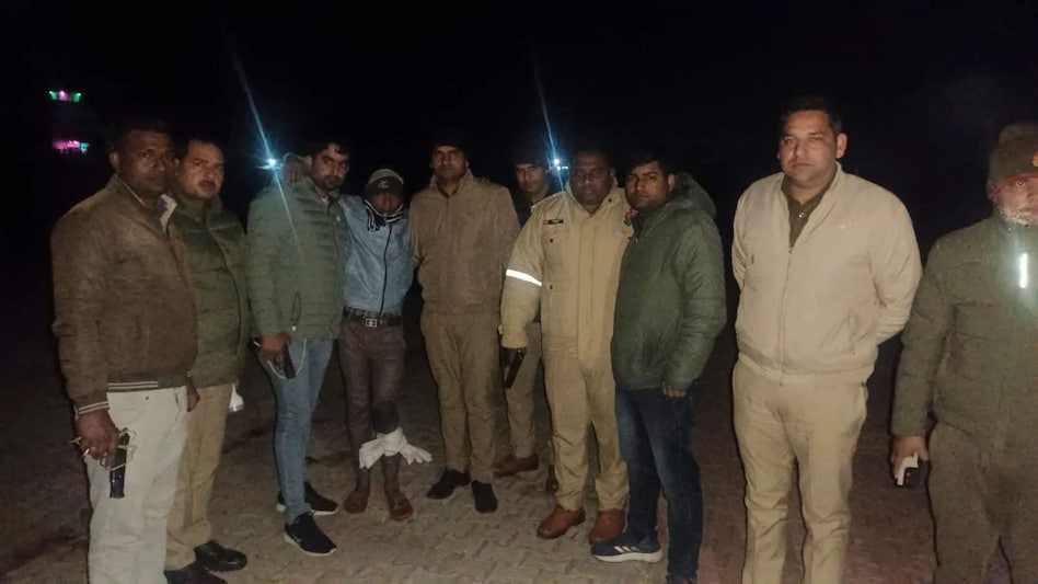 Noida: तीन साल की बच्ची से किया रेप, आरोपी को दौड़ाकर मारी गोली Noida: तीन साल की बच्ची से किया रेप, आरोपी को दौड़ाकर मारी गोली