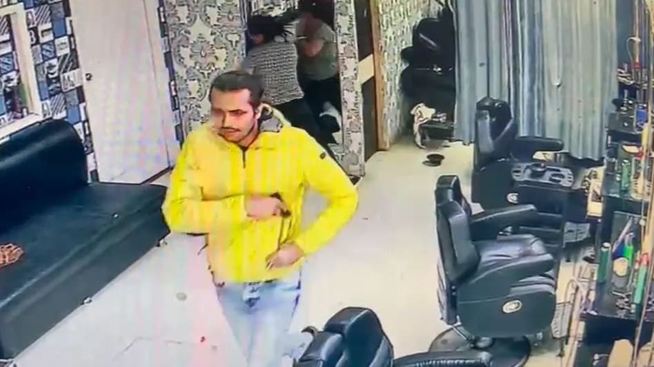 Delhi में Live Murder: सैलून की शॉप में फायरिंग, दो लोगों की मौत Delhi में Live Murder: सैलून की शॉप में फायरिंग, दो लोगों की मौत