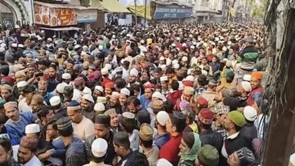 बरेली में जुम्मे की नमाज के बाद लोगों ने क्यों पत्थर उठा लिए? चप्पे -चप्पे के अब ऐसे हालात बरेली में जुम्मे की नमाज के बाद लोगों ने क्यों पत्थर उठा लिए? चप्पे -चप्पे के अब ऐसे हालात