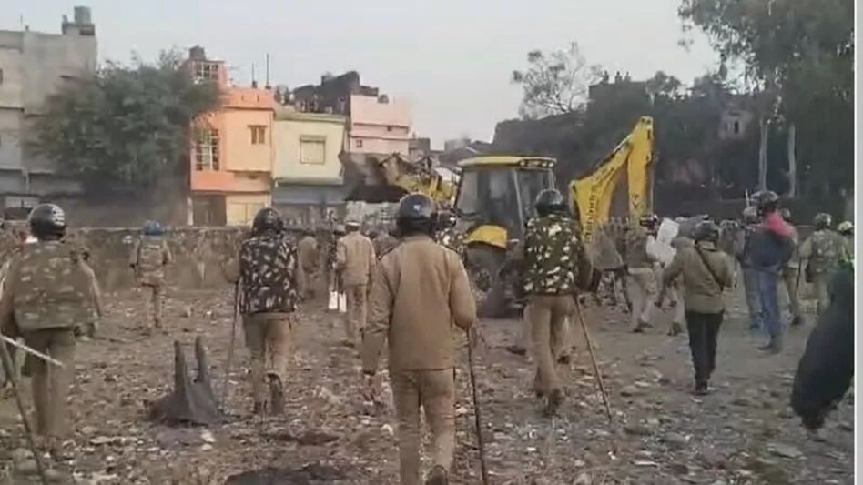 उत्तराखंड में हल्द्वानी के बाहरी इलाकों से कर्फ्यू हटाया गया, हिंसा की मजिस्ट्रेट जांच के आदेश, सीएम धामी की चेतावनी 'दंगाइयों को नहीं बख्शेंगे उत्तराखंड में हल्द्वानी के बाहरी इलाकों से कर्फ्यू हटाया गया, हिंसा की मजिस्ट्रेट जांच के आदेश, सीए...