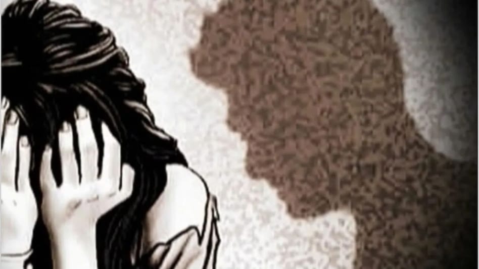 जेल की चारदिवारी में कैसे प्रेग्नेंट हो रही हैं महिला क़ैदी! पैदा हुए 196 बच्चे, महिला कैदियों के गर्भवती होने पर मचा हड़कंप जेल की चारदिवारी में कैसे प्रेग्नेंट हो रही हैं महिला क़ैदी! पैदा हुए 196 बच्चे, महिला कैदियों के ग...