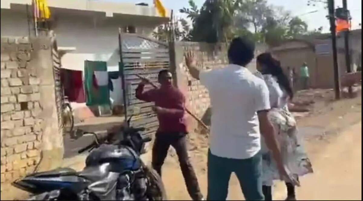 Chhattisgarh: कांग्रेस पार्षद पति ने BJP की महिला कार्यकर्ता को लाठी से दौड़ाकर मार, वीडियो वायरल Crime Tak