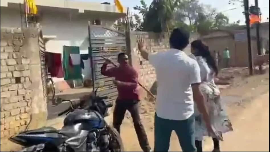 Chhattisgarh: कांग्रेस पार्षद पति ने BJP की महिला कार्यकर्ता को लाठी से दौड़ाकर मार, वीडियो वायरल Chhattisgarh: कांग्रेस पार्षद पति ने BJP की महिला कार्यकर्ता को लाठी से दौड़ाकर मार, वीडियो वायरल