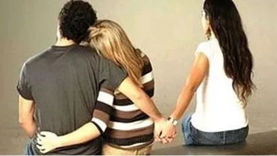 पति को डिप्रेशन से बचाने के लिए बीवी ने ठानी खूबसूरत सौतन लाने की जिद, थानेदार ने पकड़ा सिर पति को डिप्रेशन से बचाने के लिए बीवी ने ठानी खूबसूरत सौतन लाने की जिद, थानेदार ने पकड़ा सिर