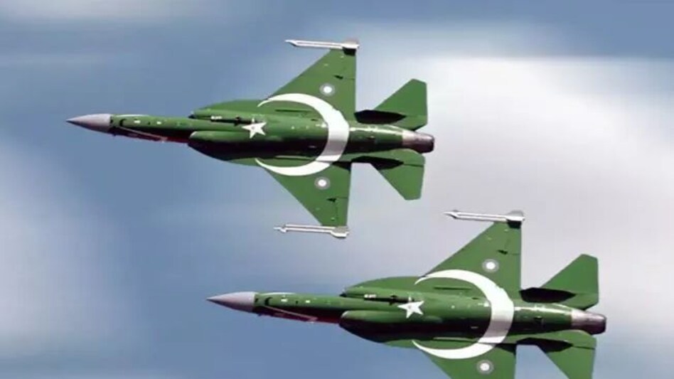 पाकिस्तानी एयरफोर्स में मचा बवाल, अभिनंदन से हुई 'डॉग फाइट' के मास्टरमाइंड का 'कोर्ट मार्शल' पाकिस्तानी एयरफोर्स में मचा बवाल, अभिनंदन से हुई 'डॉग फाइट' के मास्टरमाइंड का 'कोर्ट मार्शल'