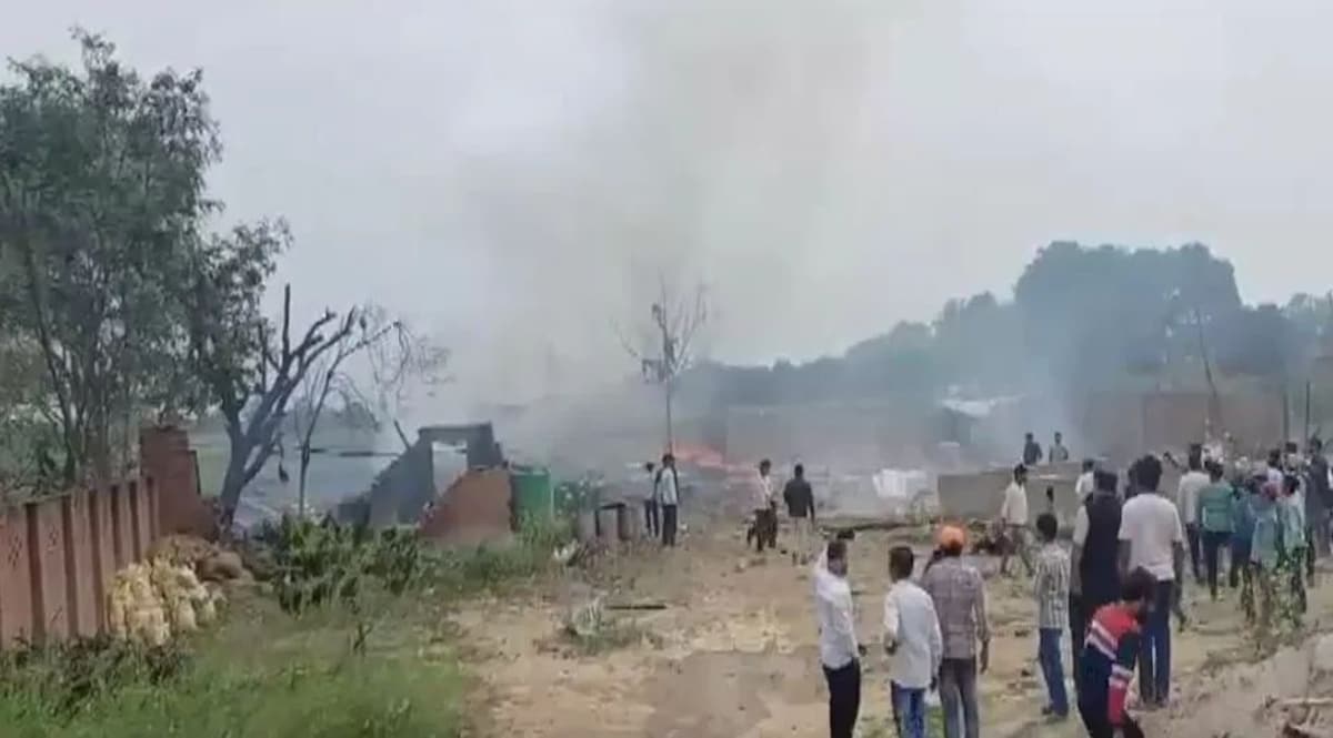 UP : कौशांबी पटाखा फैक्ट्री में कई धमाके, चारों तरफ लाशें फैलीं, 7 मौतें, 3 लापता UP : कोखराज थाना क्षेत्र के भरवारी कस्बे के खलीलाबाद में पटाखा फैक्ट्री में धमाका
