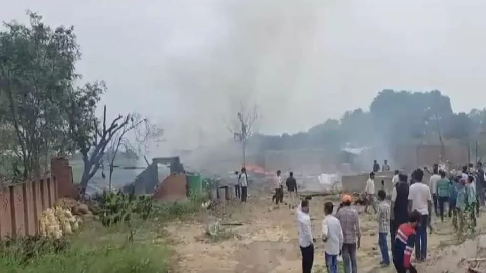 UP : कौशांबी पटाखा फैक्ट्री में कई धमाके, चारों तरफ लाशें फैलीं, 7 मौतें, 3 लापता UP : कौशांबी पटाखा फैक्ट्री में कई धमाके, चारों तरफ लाशें फैलीं, 7 मौतें, 3 लापता