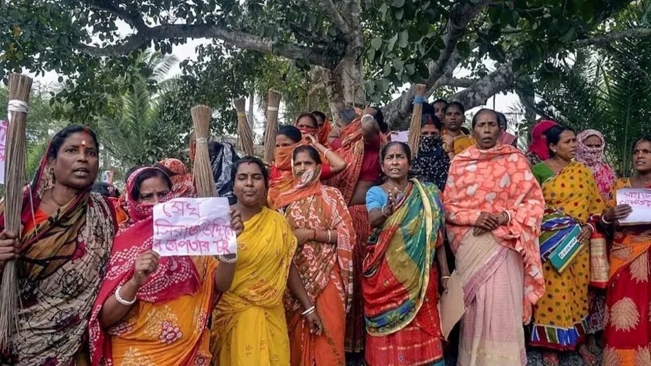 बंगाल पुलिस ने संदेशखालि में तृणमूल नेता को किया गिरफ्तार, शाहजहां शेख के खिलाफ 70 से ज्यादा शिकायतें, केस दर्ज बंगाल पुलिस ने संदेशखालि में तृणमूल नेता को किया गिरफ्तार, शाहजहां शेख के खिलाफ 70 से ज्यादा शिकायत...