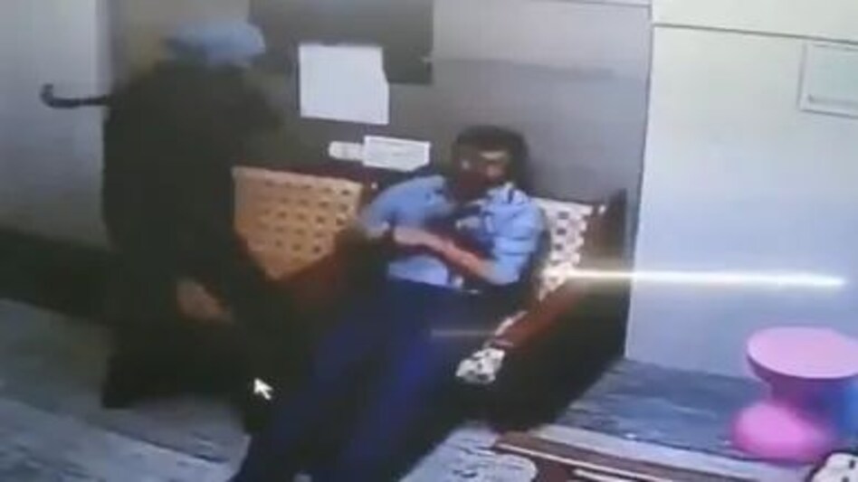 Video: एक के बाद एक डॉक्टर पर किया 18 बार गड़ासे से वार! नासिक के प्राइवेट अस्पताल में हुई घटना Video: एक के बाद एक डॉक्टर पर किया 18 बार गड़ासे से वार! नासिक के प्राइवेट अस्पताल में हुई घटना