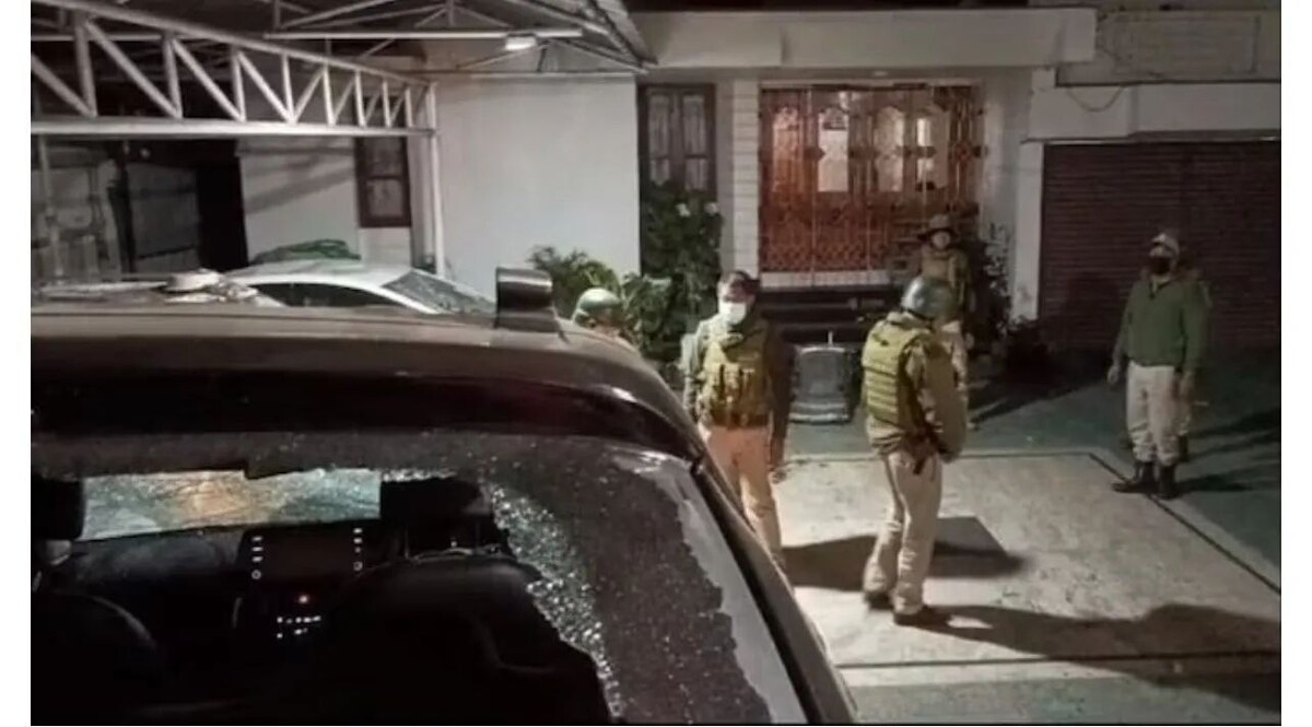मणिपुर के इंफाल में बंदूकधारियों ने पुलिस अधिकारी के घर पर किया हमला, फायरिंग तोड़फोड़ Photo