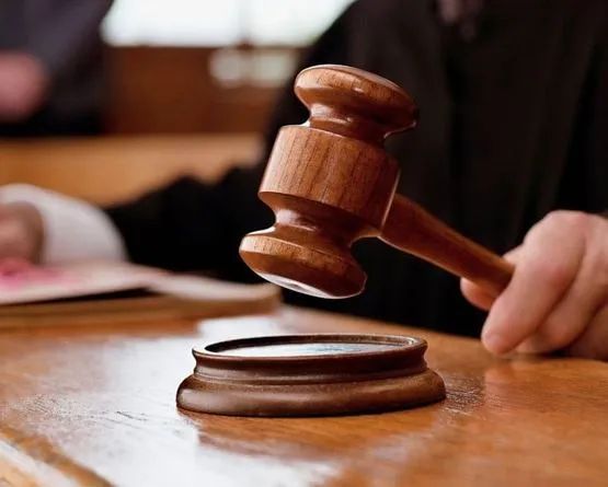 'टाइट शर्ट' वाले पुलिस अफसर ने किया 'सैल्यूट' और खतरे में पड़ गए नौकरी सांकेतिक तस्वीर