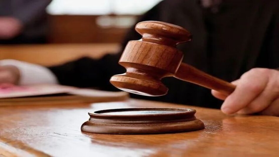 'टाइट शर्ट' वाले पुलिस अफसर ने किया 'सैल्यूट' और खतरे में पड़ गए नौकरी 'टाइट शर्ट' वाले पुलिस अफसर ने किया 'सैल्यूट' और खतरे में पड़ गए नौकरी