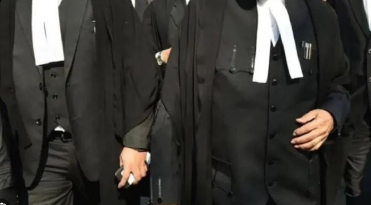 लखनऊ में वकीलों की पिटाई करने वाले पुलिसवालों पर गिरी गाज, मारपीट के आरोप में छह सब इंस्पेक्टर समेत 18 पुलिसकर्मियों पर केस जांच जारी