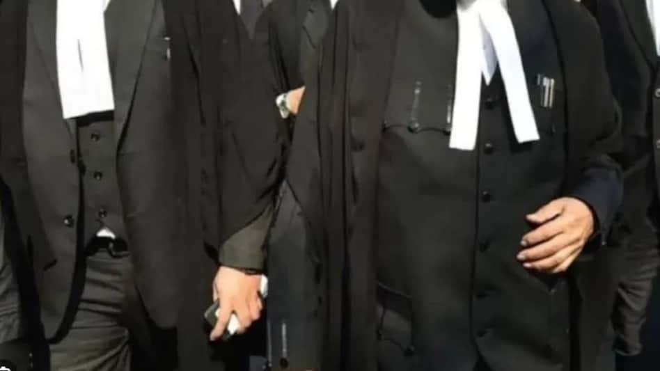 लखनऊ में वकीलों की पिटाई करने वाले पुलिसवालों पर गिरी गाज, मारपीट के आरोप में छह सब इंस्पेक्टर समेत 18 पुलिसकर्मियों पर केस लखनऊ में वकीलों की पिटाई करने वाले पुलिसवालों पर गिरी गाज, मारपीट के आरोप में छह सब इंस्पेक्टर समेत...