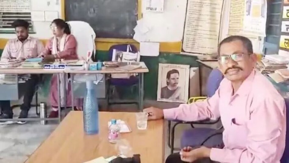 Video: हां गलती किया हूं, स्कूल में पी लिया हूं, टेंसन है भाई... इसलिए पिया हूं, बिलासपुर के एक स्कूल में हुई घटना Video: हां गलती किया हूं, स्कूल में पी लिया हूं, टेंसन है भाई... इसलिए पिया हूं, बिलासपुर के एक स्क...