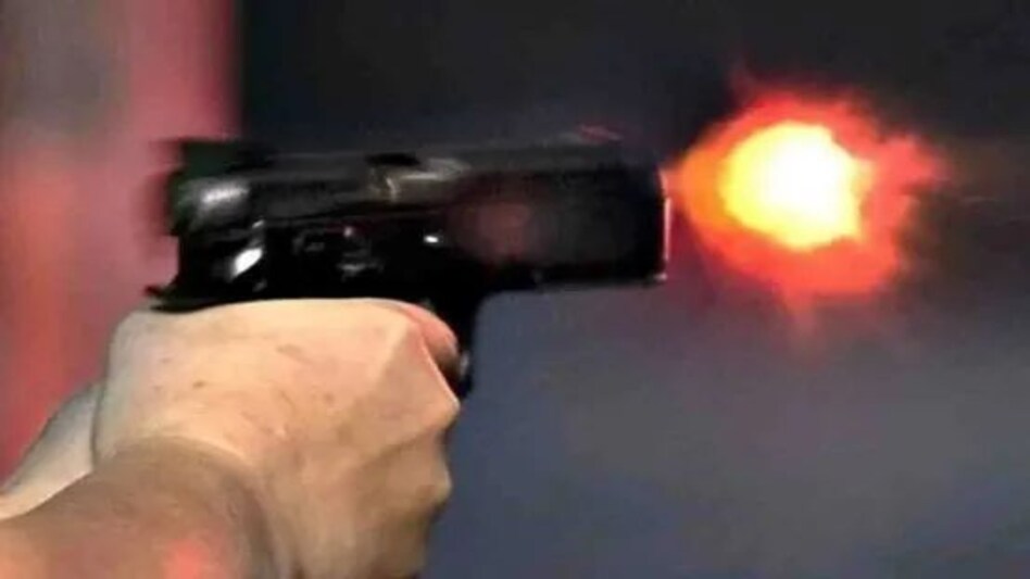 बर्थडे पार्टी में केक खिलाने की बजाए मुंह में डाल दी पिस्तौल और दबा दिया ‘ट्रिगर’ वजह हैरान करने वाली बर्थडे पार्टी में केक खिलाने की बजाए मुंह में डाल दी पिस्तौल और दबा दिया ‘ट्रिगर’ वजह हैरान करने व...