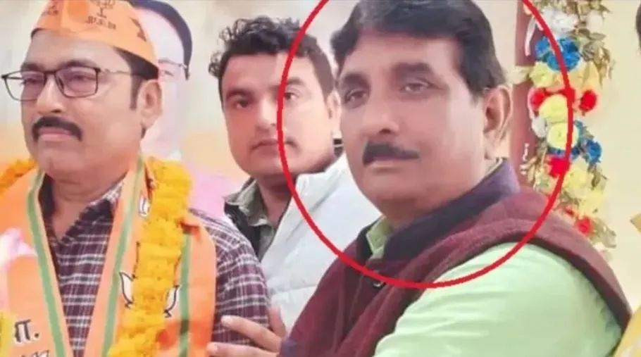 पहले नेता जी की गाड़ी रुकवाई, फिर दिया शादी का कार्ड और फिर धांय धायं, फिल्मी स्टाइल में मर्डर पहले नेता जी की गाड़ी रुकवाई, फिर दिया शादी का कार्ड और फिर धांय धायं, फिल्मी स्टाइल में मर्डर