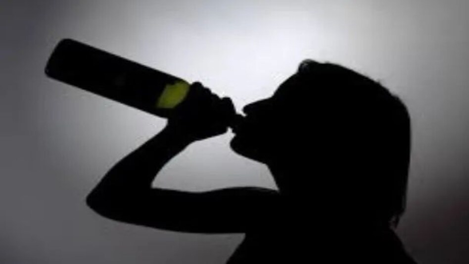 सास शाम को पीती थी शराब, बहू ने नहीं दिया चखना, तो घर में हुई 'महाभारत', तब आई पुलिस सास शाम को पीती थी शराब, बहू ने नहीं दिया चखना, तो घर में हुई 'महाभारत', तब आई पुलिस