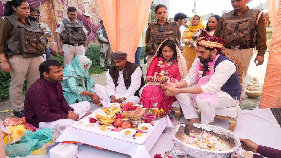 360 मिनट में 360 डिग्री घूम गई गैंग्स्टर की जिंदगी, काला जठेड़ी ने अपनी मां को दिया 'आठवां' वचन 360 मिनट में 360 डिग्री घूम गई गैंग्स्टर की जिंदगी, काला जठेड़ी ने अपनी मां को दिया 'आठवां' वचन