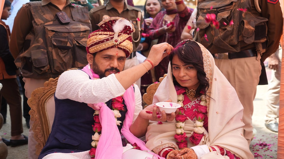 ... जब मंडोली जेल में बंटी मिठाइयां, काला उर्फ संदीप की शादी से कैदी 'भाई' भी थे खुश ... जब मंडोली जेल में बंटी मिठाइयां, काला उर्फ संदीप की शादी से कैदी 'भाई' भी थे खुश