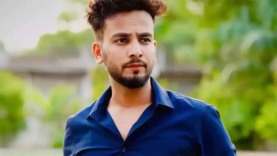 नोएडा में एल्विश यादव गिरफ्तार, सांपों के जहर की तस्करी से जुड़ा है मामला नोएडा में एल्विश यादव गिरफ्तार, सांपों के जहर की तस्करी से जुड़ा है मामला