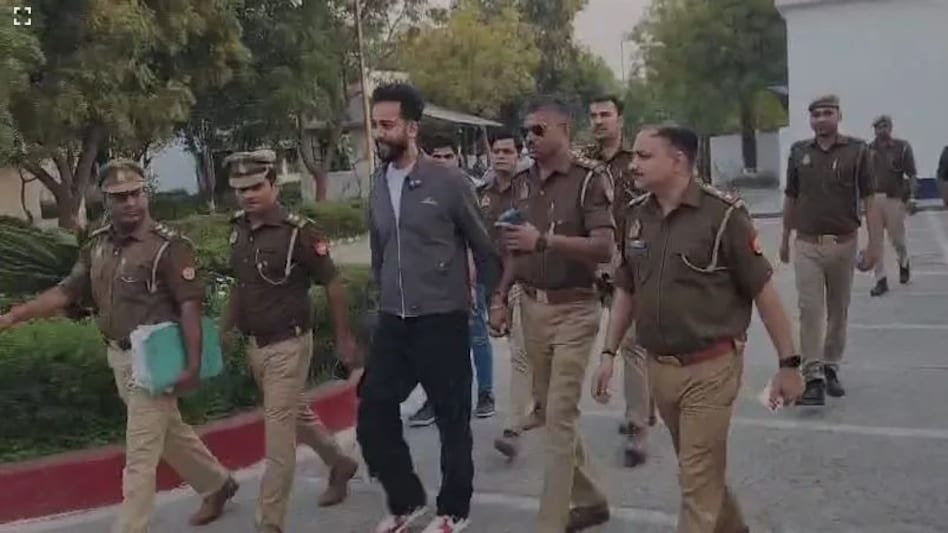 नोएडा पुलिस का ‘स्मार्ट वर्क', ऐसे कसा एल्विश यादव पर इस बार शिकंजा नोएडा पुलिस का ‘स्मार्ट वर्क', ऐसे कसा एल्विश यादव पर इस बार शिकंजा