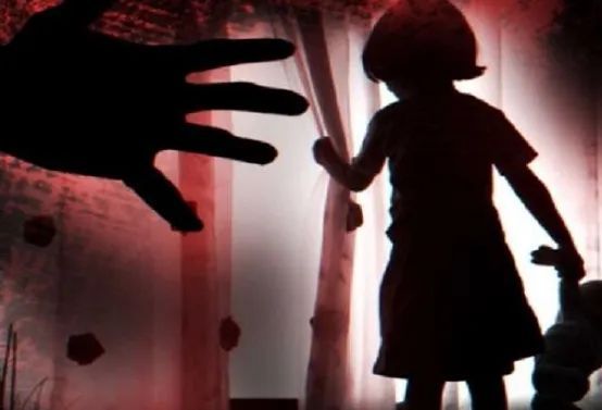 बाथरूम में कैद कर तीन साल की मासूम से रेप, चीखने पर दांतों से गला काटकर मार डाला! बाथरूम में कैद कर तीन साल की मासूम से रेप, चीखने पर दांतों से गला काटकर मार डाला!