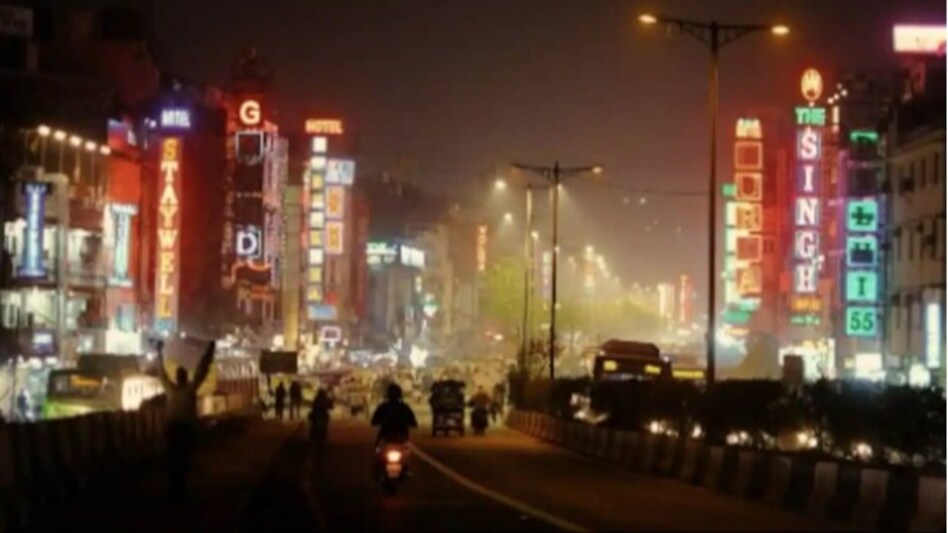 Hotel के कमरे में जबरन घुसी Lady ने पहले कपड़े उतारे फिर तस्वीरें ली, डरावना सच Hotel के कमरे में घुसी Lady ने कपड़े उतारे, तस्वीरें ली