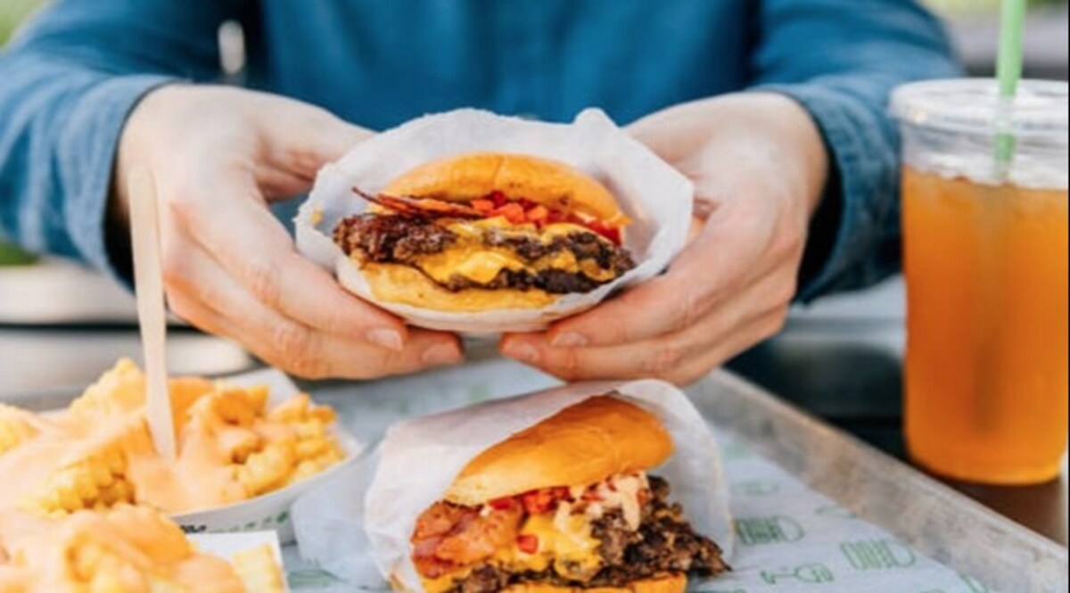 Girlfriend का आधा Burger बिना पूछे खा लिया तो पुलिस अफसर के बेटे ने जज के लड़के को मारी गोली CrimeTak