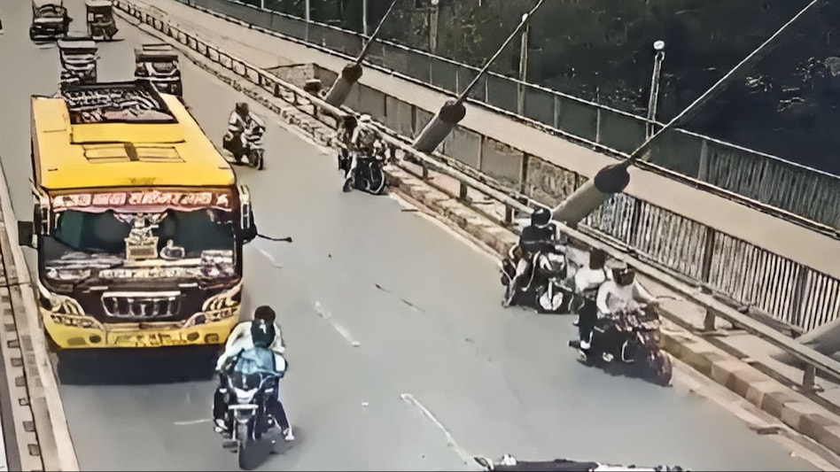 एक्सिडेंट की ये वीडियो सन्न कर देगी, प्रयागराज के युमना पुल पर हुआ हादसा एक्सिडेंट की ये वीडियो सन्न कर देगी, प्रयागराज के युमना पुल पर हुआ हादसा