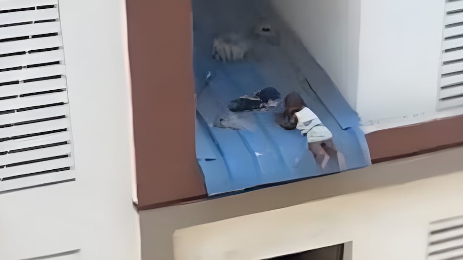 ...जब बच्चा छत पर अटका रहा और लोगों की सांसें भी! ...जब बच्चा छत पर अटका रहा और लोगों की सांसें भी!