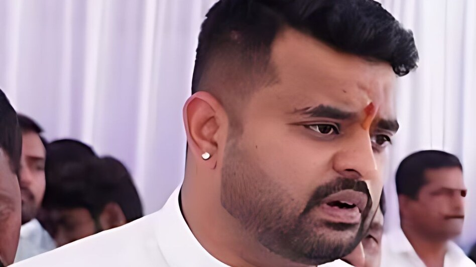 कौन शामिल था Prajwal Revanna को जर्मनी भगाने में? उठे कई सवाल, क्या है 3000 वीडियो Clips का सच? कौन शामिल था Prajwal Revanna को जर्मनी भगाने में? उठे कई सवाल, क्या है 3000 वीडियो Clips का सच?