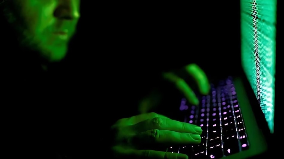 भदोही के डीएम के नाम पर फेसबुक से पैसों की वसूली, जिलाधिकारी के नाम का खाता बनाकर ठगी का खुलासा भदोही के डीएम के नाम पर फेसबुक से पैसों की वसूली, जिलाधिकारी के नाम का खाता बनाकर ठगी का खुलासा