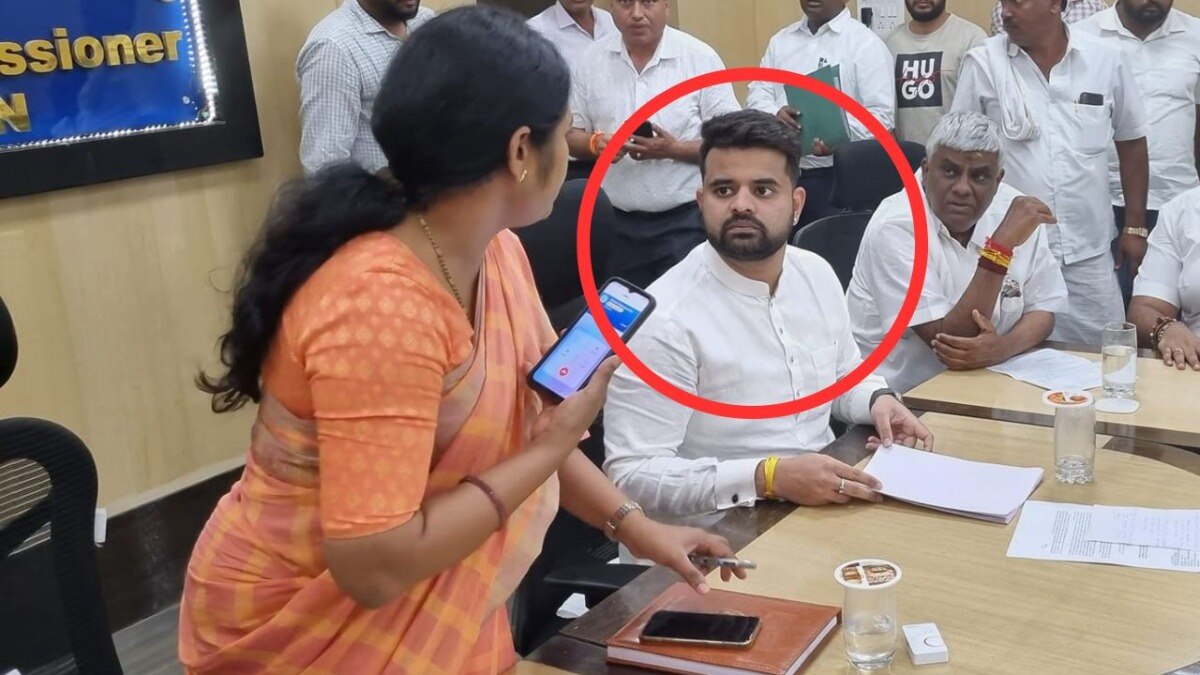 प्रज्वल रेवन्ना के अश्लील वीडियो कैसे हुए लीक? पुराने ड्राइवर ने कर दिया बड़ा खुलासा prajwal revanna photo in meeting | Facebook