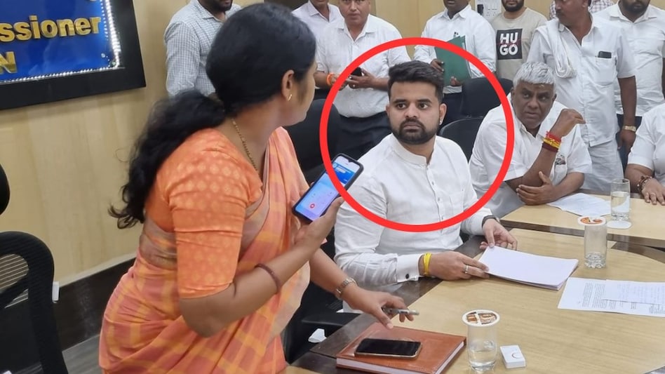 प्रज्वल रेवन्ना के अश्लील वीडियो कैसे हुए लीक? पुराने ड्राइवर ने कर दिया बड़ा खुलासा प्रज्वल रेवन्ना के अश्लील वीडियो कैसे हुए लीक? पुराने ड्राइवर ने कर दिया बड़ा खुलासा