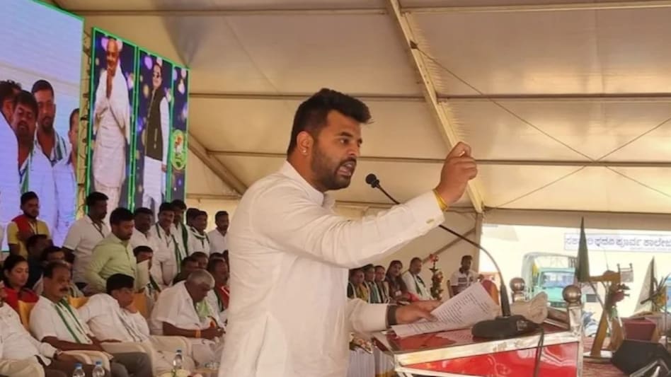 Prajwal Sex Scandal: पुराने ड्राइवर का नया कारनामा, अब SIT को देगा सबूतों की पेन ड्राइव Prajwal Sex Scandal: पुराने ड्राइवर का नया कारनामा, अब SIT को देगा सबूतों की पेन ड्राइव