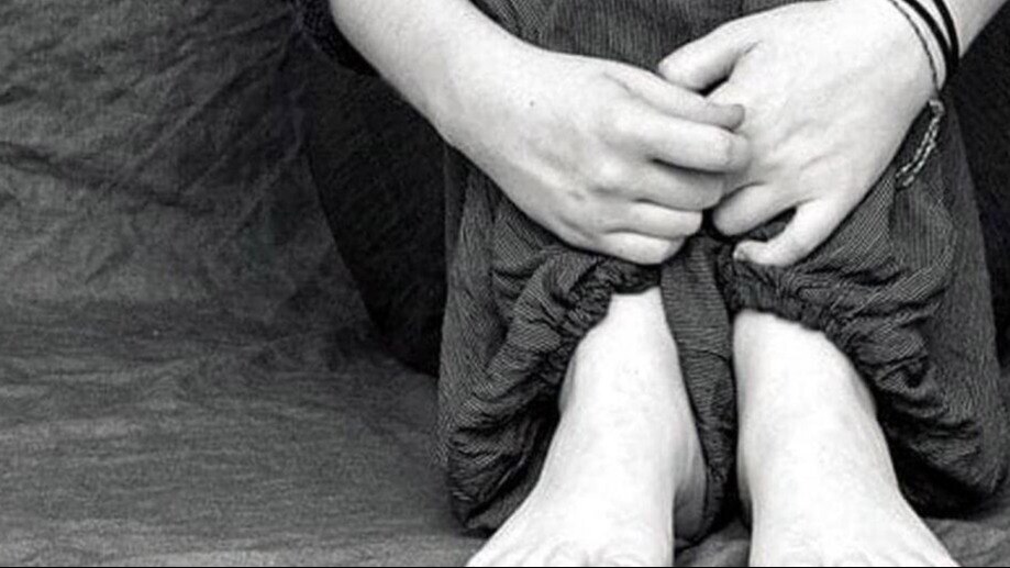 पति गया काम पर, पड़ोसी ने घर में घुसकर पत्नी के साथ किया ये गंदा काम, आधी रात का पाप CrimeTak