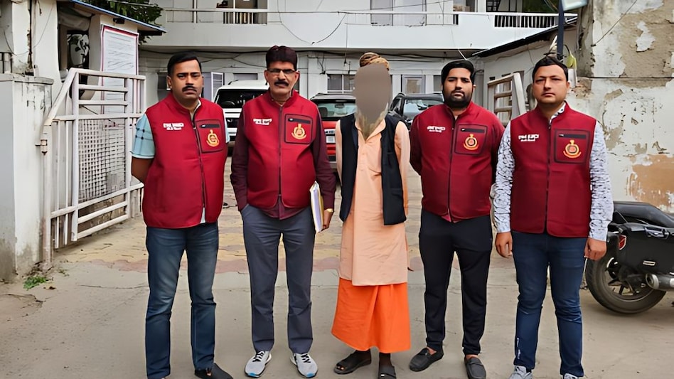 आरोपी को पकड़ने के लिए पुलिस ने कभी भंडारे कराए तो कभी पुलिसवाले मंदिर गए! 27 सालों से इस तरह से चकमा देता रहा आरोपी! आरोपी को पकड़ने के लिए पुलिस ने कभी भंडारे कराए तो कभी पुलिसवाले मंदिर गए! 27 सालों से इस तरह से चकमा देता रहा आरोपी!