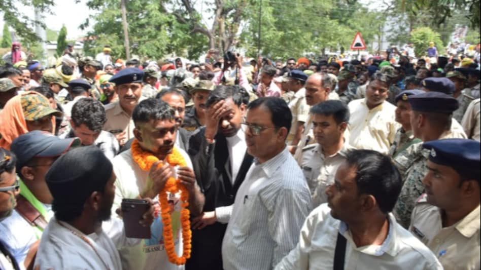 नेताजी गए नामांकन करने, फिर आ गई पुलिस, उसके बाद हुआ हाई वोल्टेज ड्रामा नेताजी गए नामांकन करने, फिर आ गई पुलिस, उसके बाद हुआ हाई वोल्टेज ड्रामा