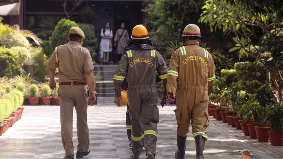 दिल्ली के स्कूल को फिर मिली बम से उड़ाने की धमकी, पुलिस ने किया ट्रेस, नाबालिग को पकड़ा दिल्ली के स्कूल को फिर मिली बम से उड़ाने की धमकी, पुलिस ने किया ट्रेस, नाबालिग को पकड़ा