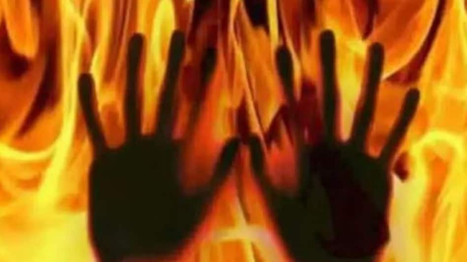 दौसा में रेप और कत्ल के आरोपी के घर पर हमला, भीड़ ने बलात्कारी के घर को आग लगाई, 8 झुलसे दौसा में रेप और कत्ल के आरोपी के घर पर हमला, भीड़ ने बलात्कारी के घर को आग लगाई, 8 झुलसे