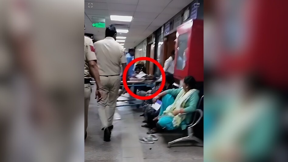 दिल्ली की तिहाड़ जेल में फिर मर्डर, अफगानी कैदी ने हत्या के आरोपी दूसरे कैदी पर नुकीले हथियार से किया हमला दिल्ली की तिहाड़ जेल में फिर मर्डर, अफगानी कैदी ने हत्या के आरोपी दूसरे कैदी पर नुकीले हथियार से किया हमला