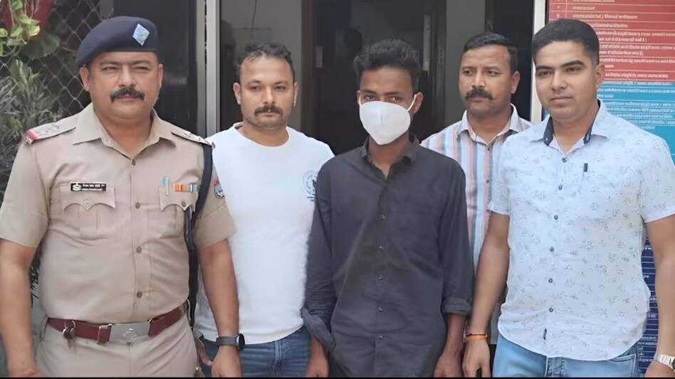 इश्क में बदला मजहब! अफसाना बनी आस्था, पति सौरभ ने दी रोंगटे खड़े कर देने वाली दर्दनाक मौत इश्क में बदला मजहब! अफसाना बनी आस्था, पति सौरभ ने दी रोंगटे खड़े कर देने वाली दर्दनाक मौत