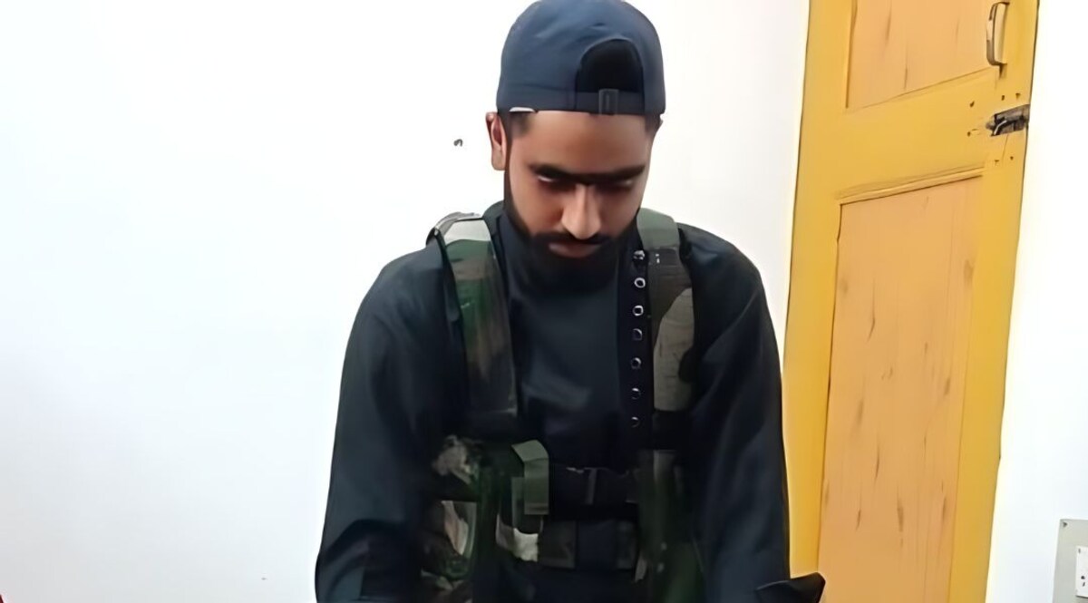 कुलगाम में लश्कर का टॉप कमांडर बासित अहमद डार घिरा, एनकाउंटर जारी CrimeTak